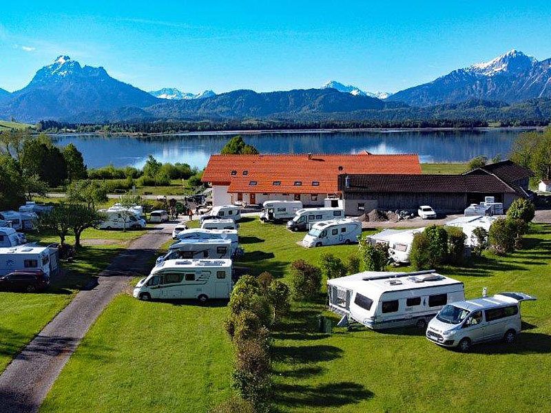 Campingplatz Haus Guggemos – Stellplätze mit Seeblick Wohnmobile auf dem Campingplatz Haus Guggemos mit Blick auf den Hopfensee und die Allgäuer Alpen