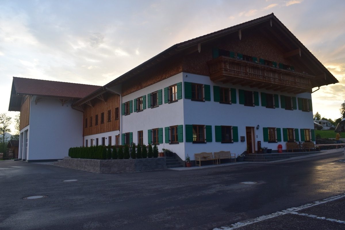 Campingplatz Haus Guggemos – Sanitärgebäude Modernes Sanitär- und Rezeptionsgebäude auf dem Campingplatz Haus Guggemos