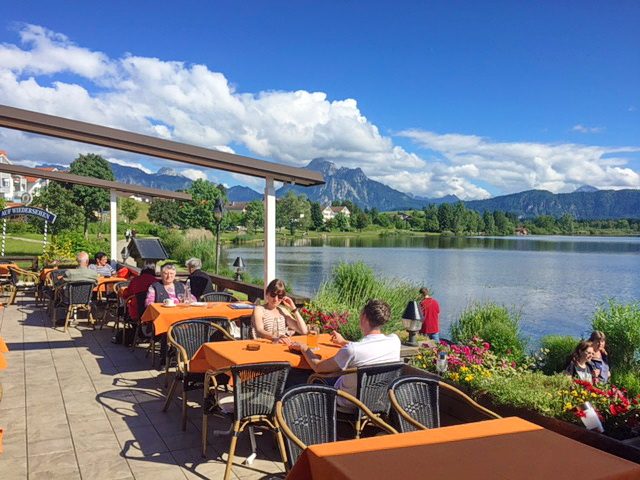 Fischerhütte Hopfen – Terrasse mit Seeblick Terrasse der Fischerhütte Hopfen mit Blick auf den Hopfensee und die Allgäuer Alpen