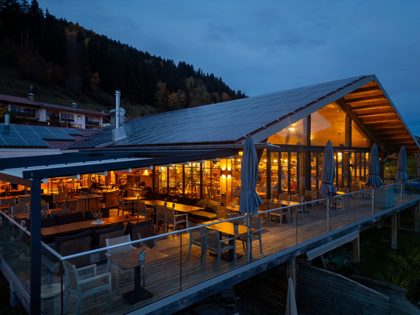 Seehaus Hopfensee – Außenansicht am See Außenansicht des Seehaus Hopfensee am Ufer des Hopfensees in der Abendstimmung