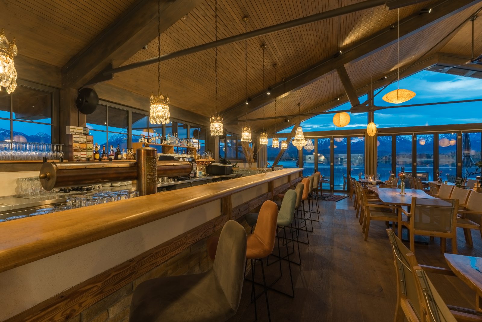 Seehaus Hopfensee – Innenraum mit Seeblick Innenraum des Seehaus Hopfensee mit Panoramafenstern zum Hopfensee