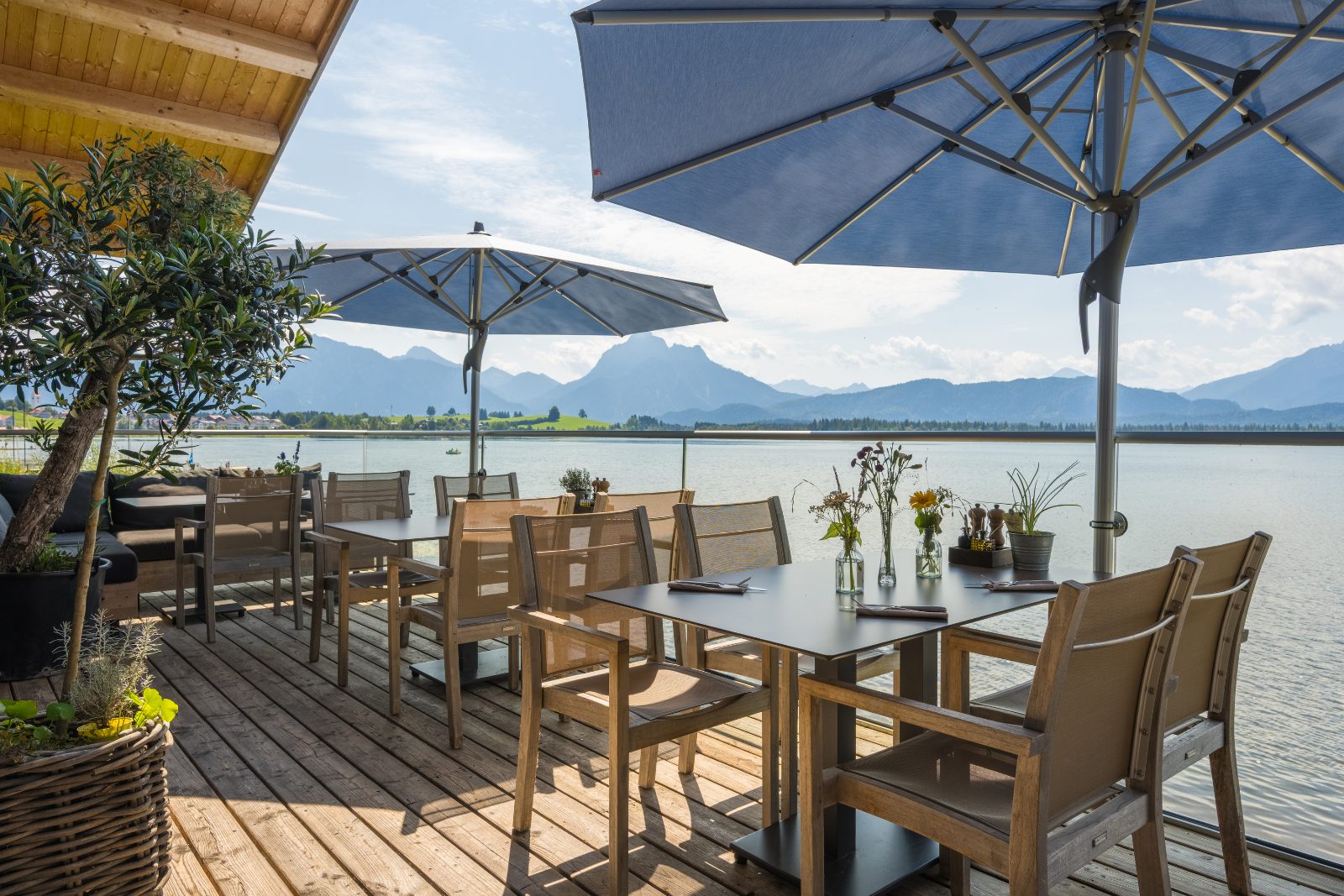 Seehaus Hopfensee – Terrasse mit Alpenblick Terrasse des Seehaus Hopfensee mit Blick über den Hopfensee auf die Allgäuer Alpen